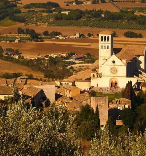 有一座钟楼和一座教堂的小镇