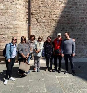 一群人站在砖墙前