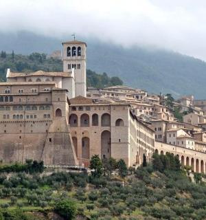 velká budova s hodinovou věží na kopci