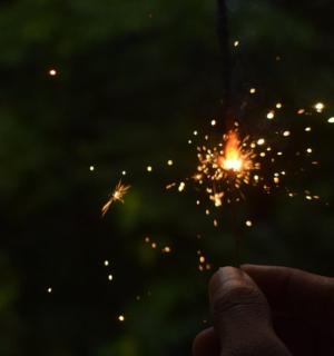 黑暗中举着烟火棒的人