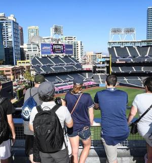 skupina lidí sledujících baseballový zápas