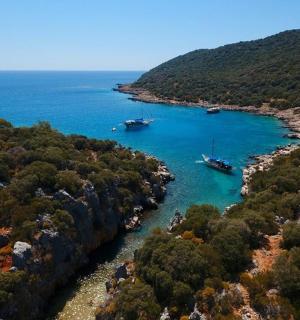 Letecký pohled na řeku s loděmi v ní