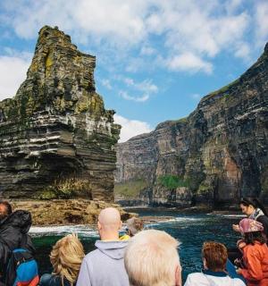 cilvēku grupa uz laivas ūdenī