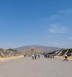 un grup de persones caminant per un carrer a les piràmides