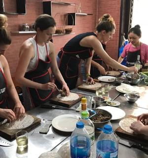 一群妇女在厨房准备食物