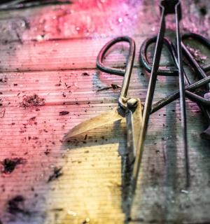 egy olló egy faasztal tetején