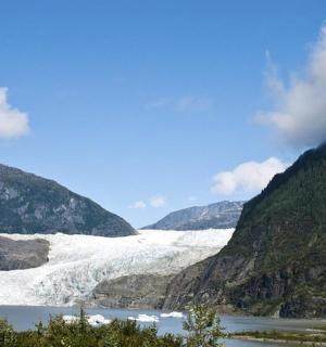 ledovec uprostřed hory