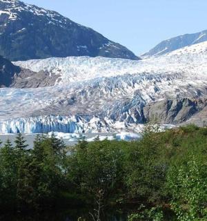 积雪覆盖的山上的冰川