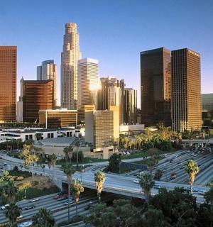 pohled na město s mnoha vysokými budovami