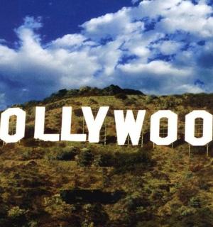 cedule s nápisem Hollywood na vrcholu kopce