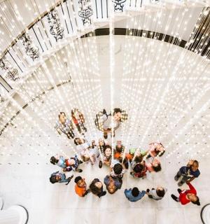 一群人围坐在舞台上