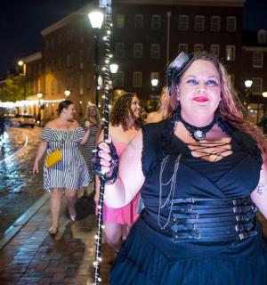 一群妇女在夜间沿街行走