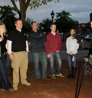 skupina lidí stojících kolem muže s kamerou