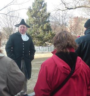 一群人站在公园里