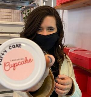 žena s rouškou držící frisbee