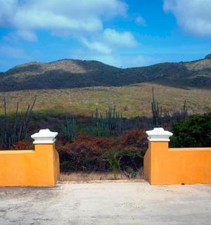 橙色的墙,背景是群山