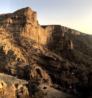 天空下的落基山脉景观