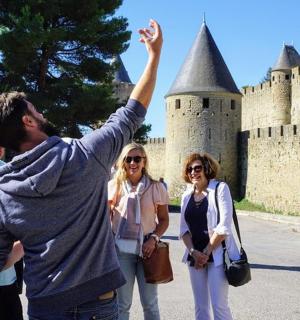 一名男子在城堡前举起双手