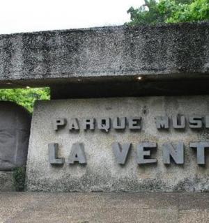 纪念碑顶部的头像