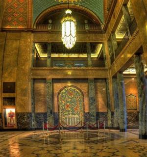 ein großer Raum mit einem Kronleuchter in einem Gebäude