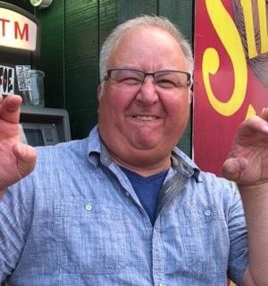 muž držící ruce ve vzduchu