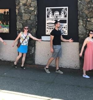 skupina lidí stojících před zdí