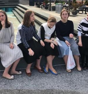 一群妇女坐在长凳上