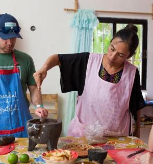 一男一女站在厨房里准备食物