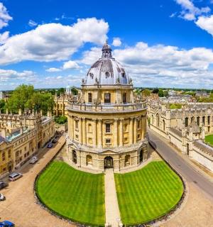 一座顶部有圆顶的大楼