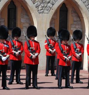 一群身穿红色制服的士兵站在一栋建筑物前