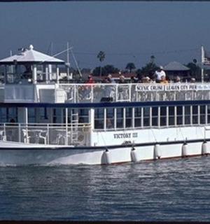 eine Fähre auf dem Wasser mit Menschen darauf