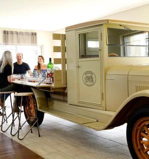 un groupe de personnes debout autour d'un vieux camion