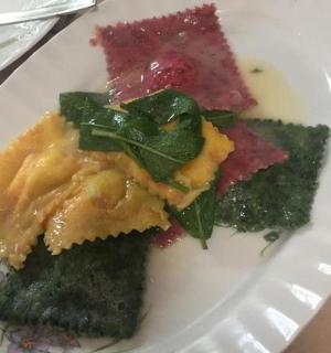 bílý talíř s různými druhy jídla