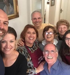 skupina lidí pózujících pro fotografii