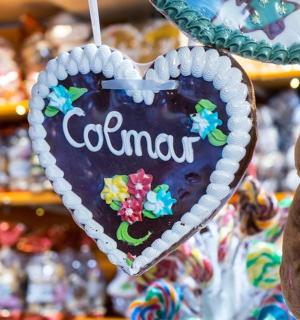 a heart shaped sign with the word cincinnati on it