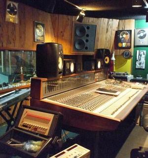 nahrávací studio s mixážním pultem a mixážním pultem