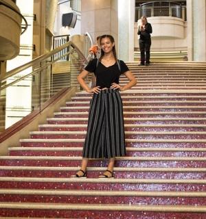 žena stojí na schodech