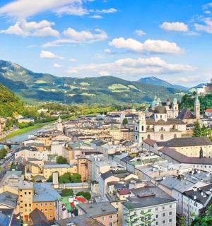 有河流和建筑物的城市景观