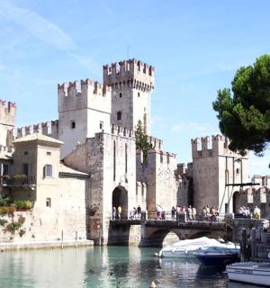 velký hrad s mostem přes vodní plochu