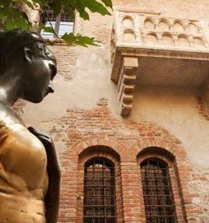 socha ženy před budovou