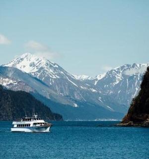 loď ve velké vodní ploše s horami