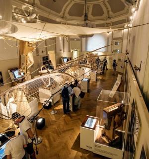 一群人站在一栋大楼里