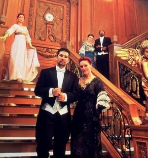 muž a žena jdoucí po schodech