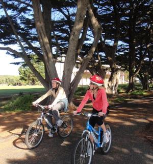 dva lidé jedoucí na kolech po nezpevněné cestě