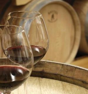 桌上放着两杯酒