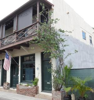 ein Gebäude mit einer amerikanischen Flagge davor