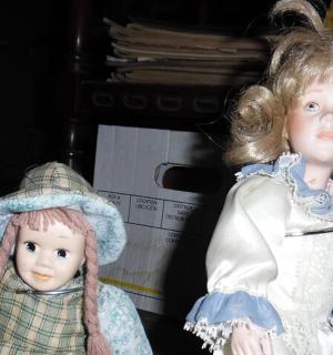 zwei Puppen sitzen nebeneinander