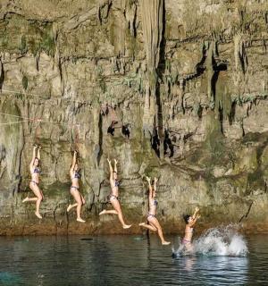 一群人跳入水中