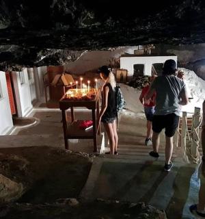 一群人围着点燃蜡烛的桌子走动