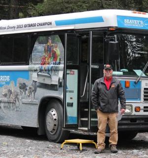 一名男子站在公交车前